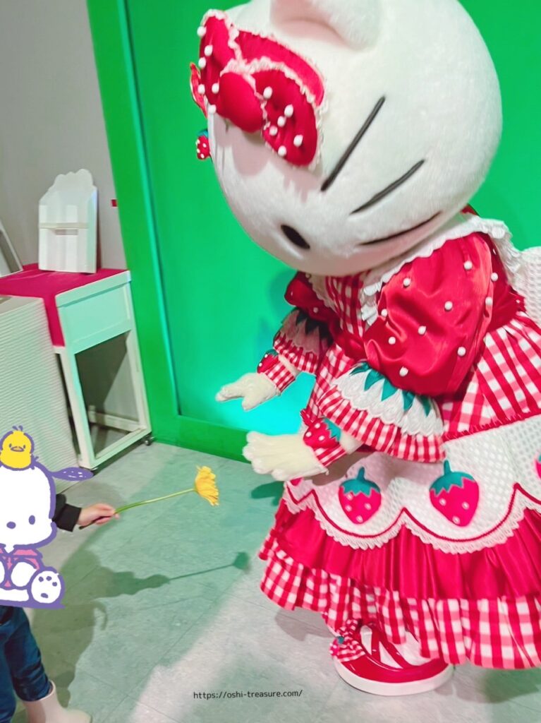 キティキャッスルにて。キティちゃんにお土産を渡すよ、お返しに何がもらえるかな?