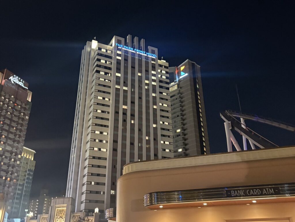 ホテルの外観（イオン銀行ATMあたりより）